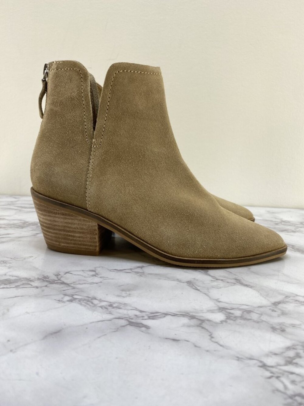 LISA VICKY WOMENS BEIGE POINTY SUEDE Womens Boots SZ 8
